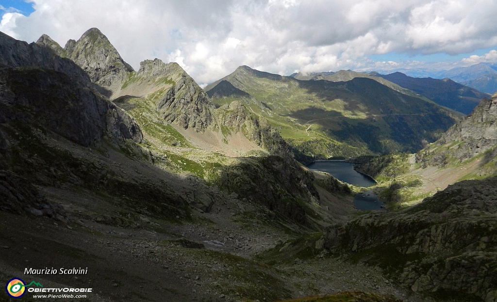 38 Passiamo alti sopra la conca dei laghi.JPG